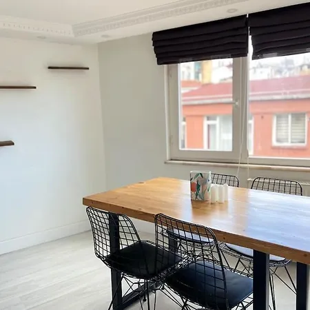 Wonder Homes- Spacious Dublex, 5br, 2ba, Terrace Apartment