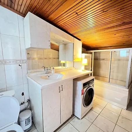 Wonder Homes- Spacious Dublex, 5br, 2ba, Terrace Daire